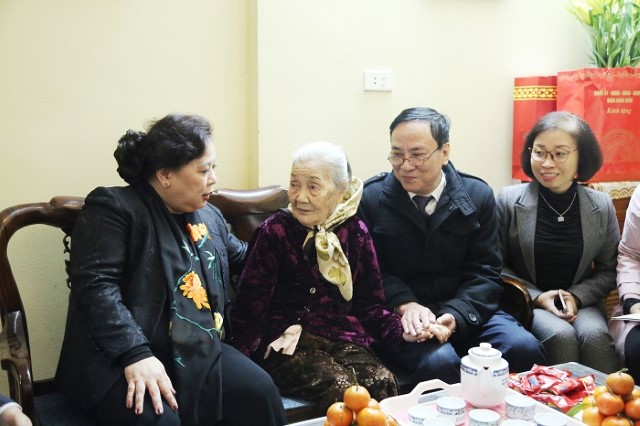 Chủ tịch HĐND TP thăm, tặng quà gia đình chính sách tiêu biểu tại quận Hoàn Kiếm